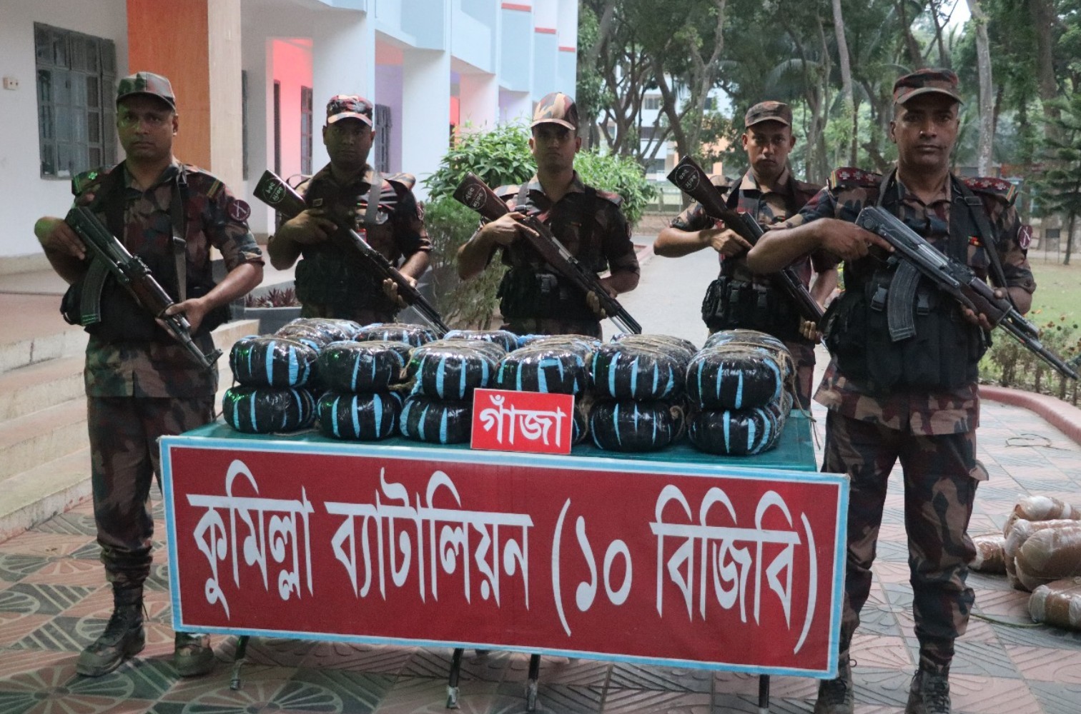 কুমিল্লায় ১৫ লাখ টাকার ভারতীয় গাঁজাসহ পিকআপ জব্দ